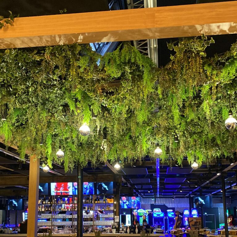 Plafond végétal dans un restaurant