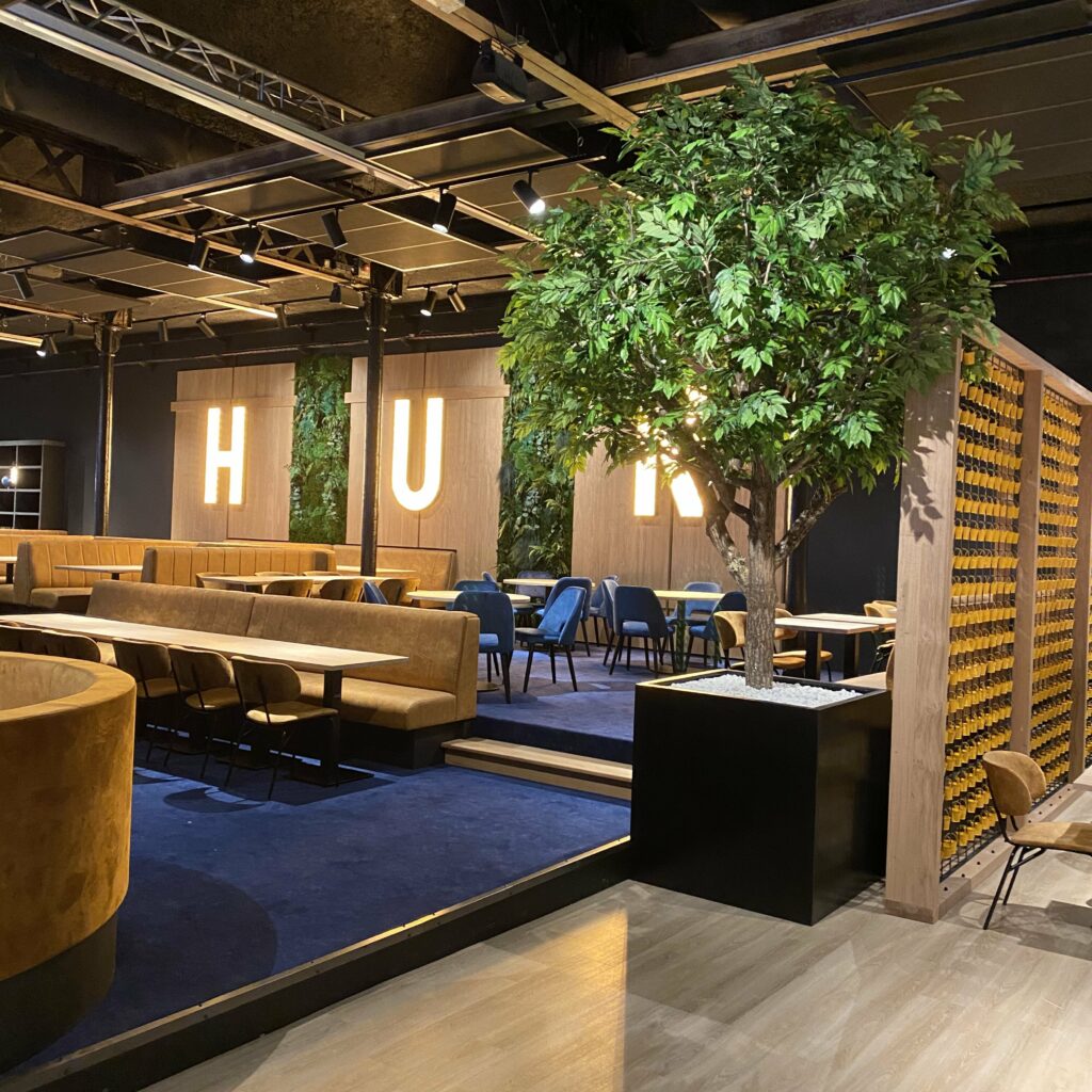 Arbre semi-naturel dans un restaurant