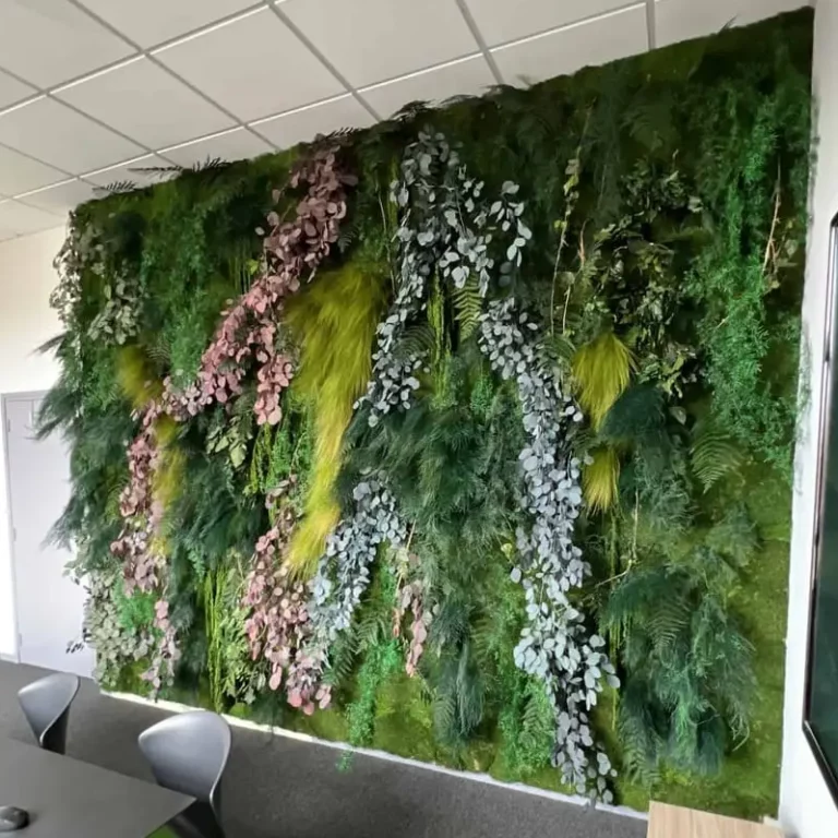 Mur végétal stabilisé multicolore dans une salle de réunion