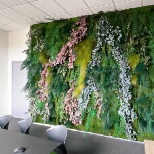 Mur végétal stabilisé multicolore dans une salle de réunion