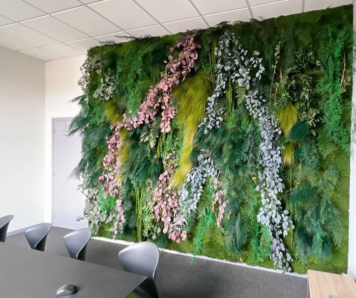 Mur végétal stabilisé multicolore dans une salle de réunion