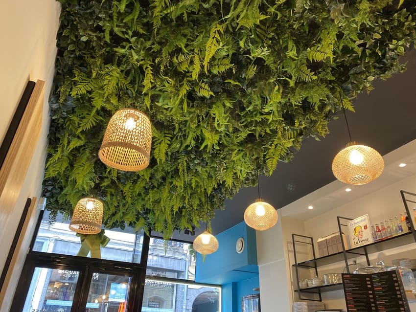 Plafond végétal assorti de luminaires tendances