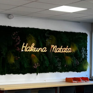voix du nord Mur végétal avec logo Hakuna Matata