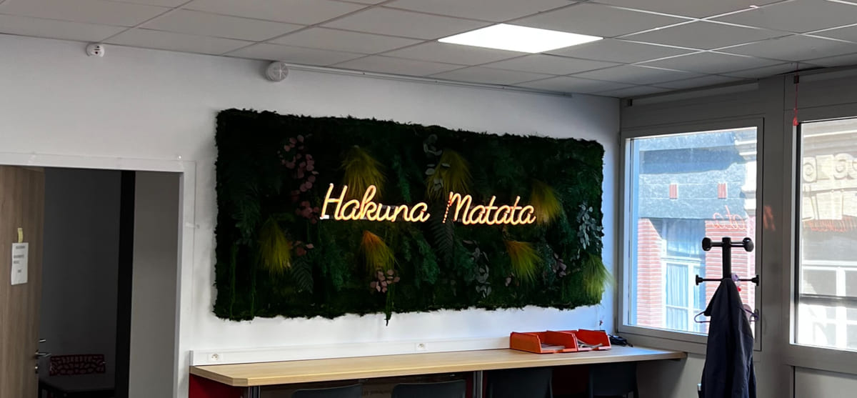 voix du nord Mur végétal avec logo Hakuna Matata