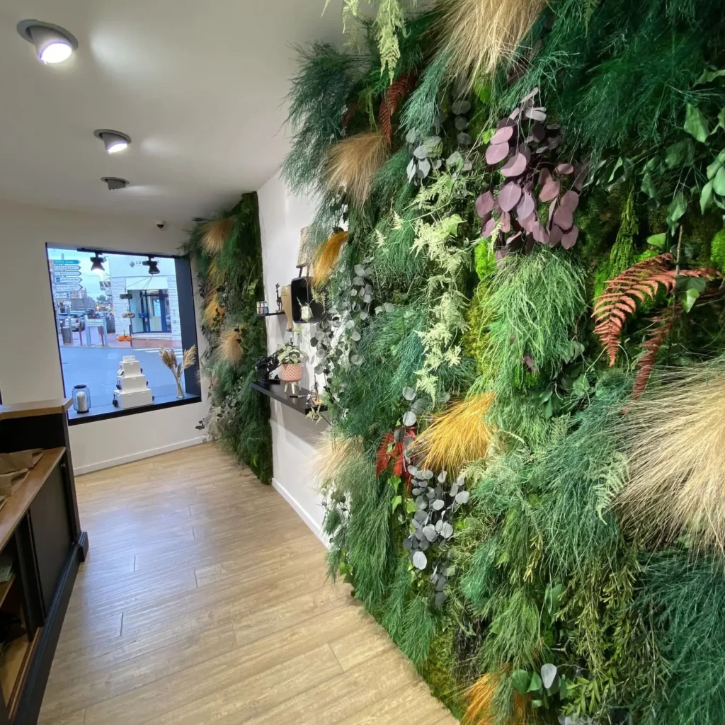 joli mur végétal dans un commerce avec de belles couleurs