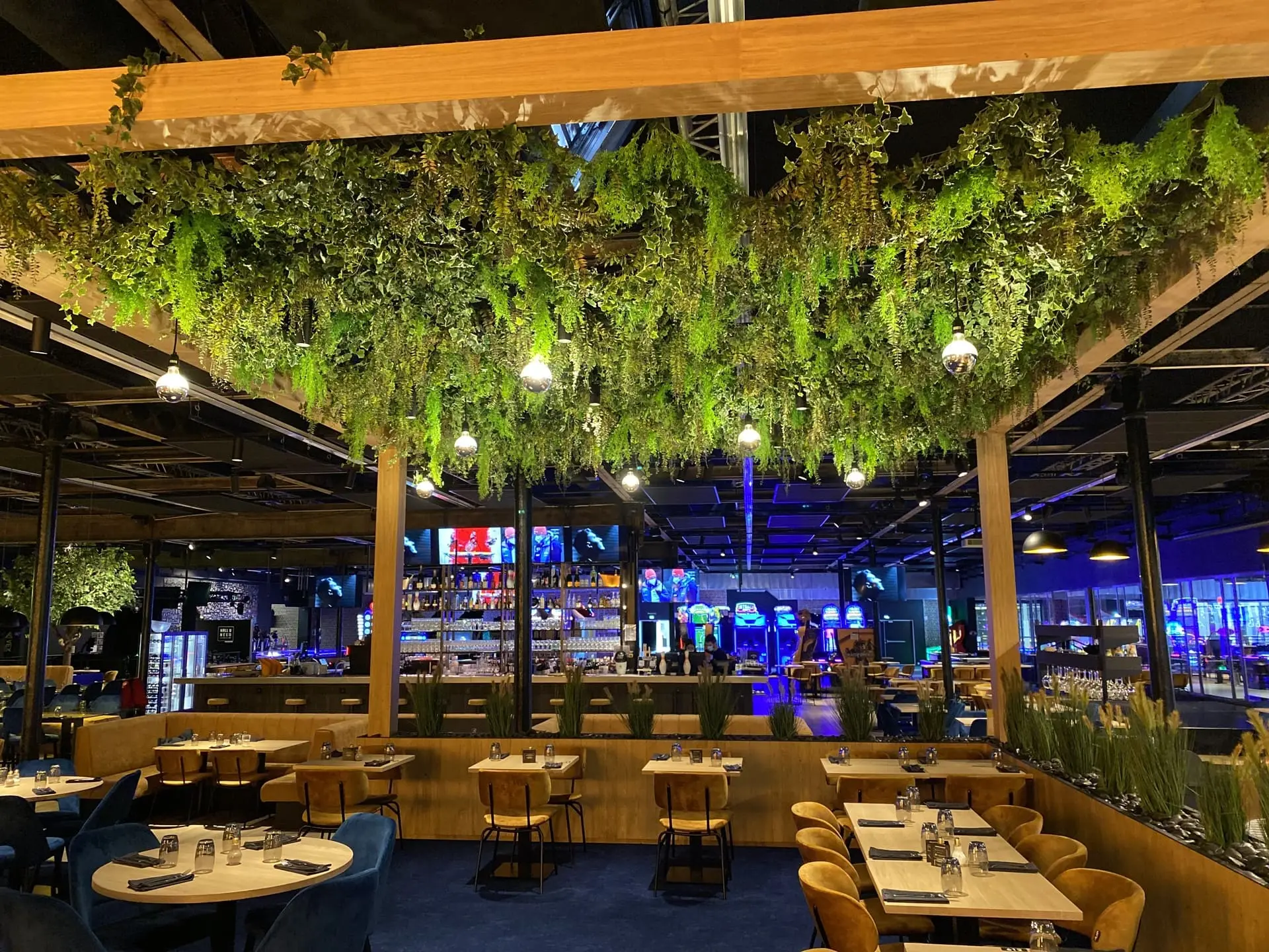 Splendide plafond végétal pour restaurant suspendu sous une pergola