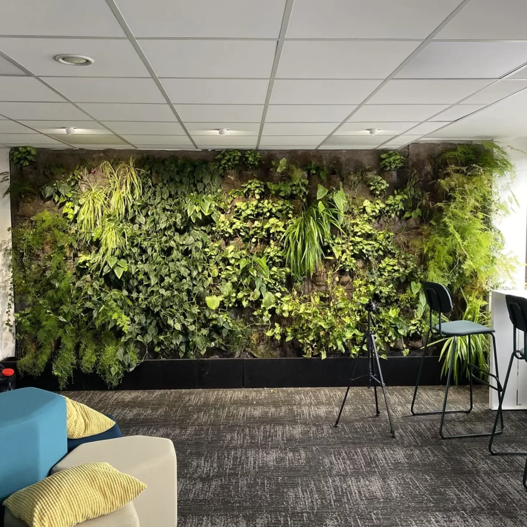 joli mur végétal naturel faire par Respinov paysagiste d'intérieur pour entreprises