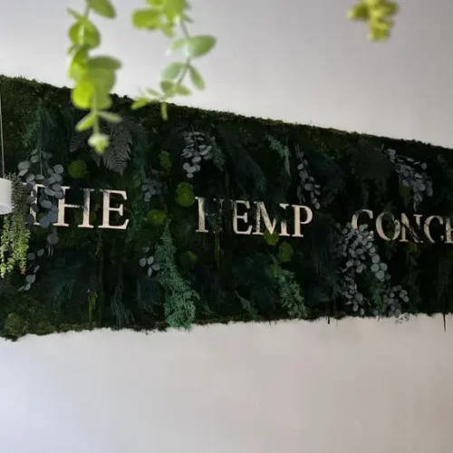 Mur végétal avec logo en bois