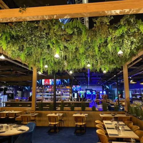 Splendide plafond végétal pour restaurant suspendu sous une pergola