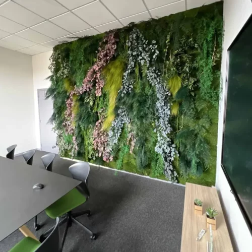splendide mur végétal au bureau dans une salle de réunion avec table et bureau